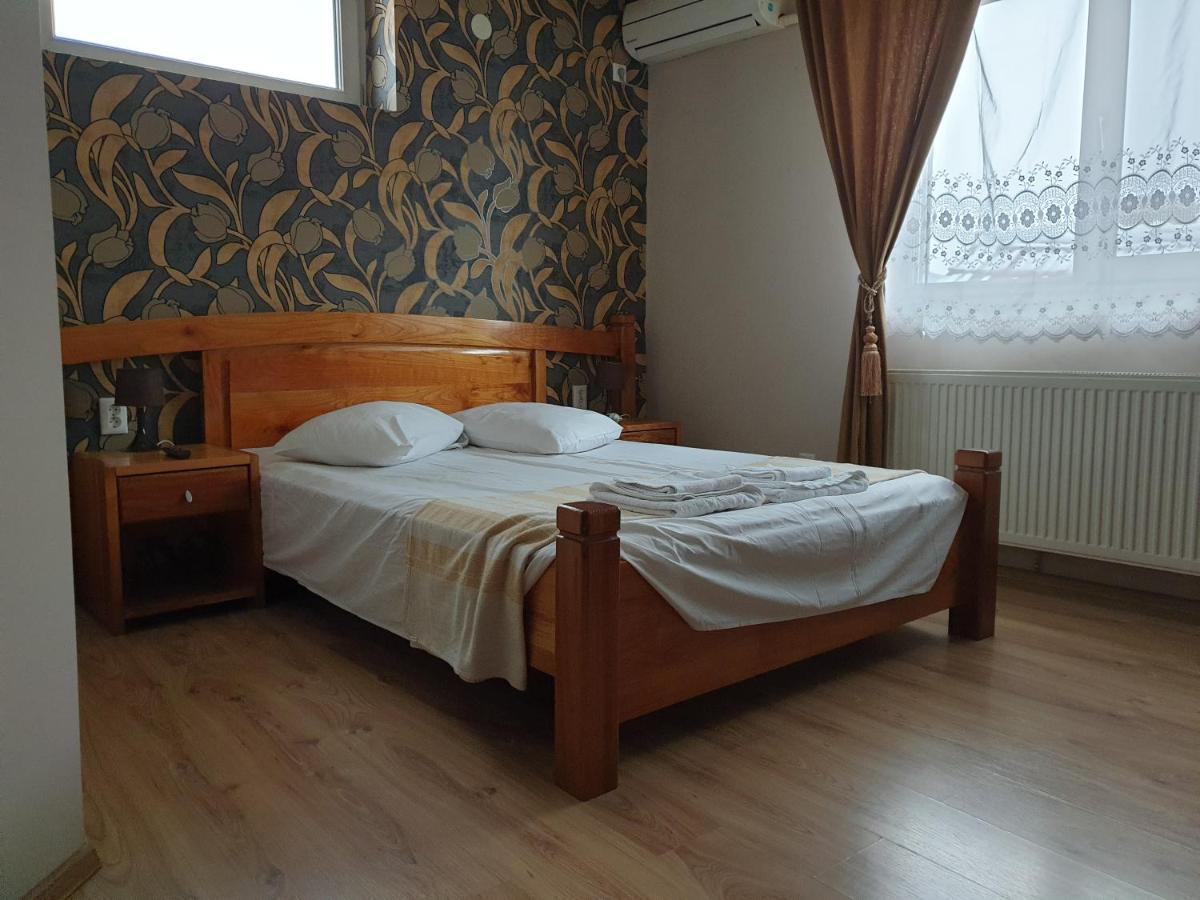Sc Afitos Srl Hostel โดรเบตา-ตูร์นู เซเวริน ภายนอก รูปภาพ